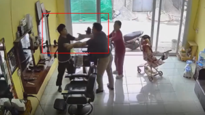 Khách vào cắt tóc, người thợ từ chối cắt tóc liền bị tác động vật lý tại Như Quỳnh Văn Lâm