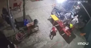 Quảng Trị: 2 người phụ nữ cãi nhau lớn tiếng, ném ly trúng vào đầu 1 em bé đang ngồi ăn đối diện