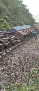Hoà Duyệt – Thanh Luyện…Hà Tĩnh: Tàu hàng HH62 va chạm ô tô tải bị trật bánh, rồi lật nghiêng