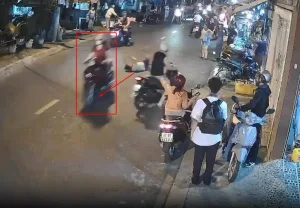THỦ ĐỨC – TP.HCM: Một người phụ nữ đi SH Mode bỏ chạy sau v:a chạ:m, k:éo l:ê cả ân nhân vừa giúp mình đứng dậy.