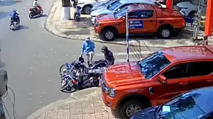 Va ch:ạm không có gì luôn mà 2 thằng này nó đấ:m đ:á người ta