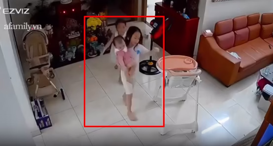 Chị ẳm em.. rơi em, phụ huynh chú ý con em mình nhé!