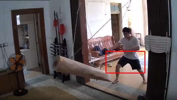 Bác ấy luyện võ gì mà ghê vậy, pi tơ có sao không nhỉ!