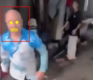 Anh trai dùng chân với sinh viên, dí luôn camera-men của chúng ta: “mày thích không?”